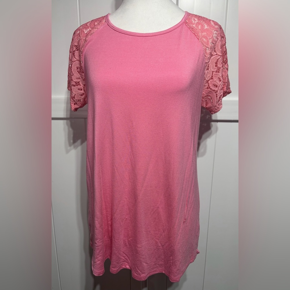 New Heimish USA pink short sleeve top with lace sleeves